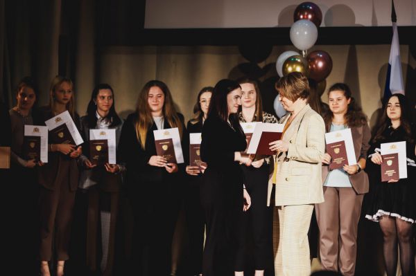 Более 1,6 тысячи выпускников уральских колледжей получили дипломы педагогов