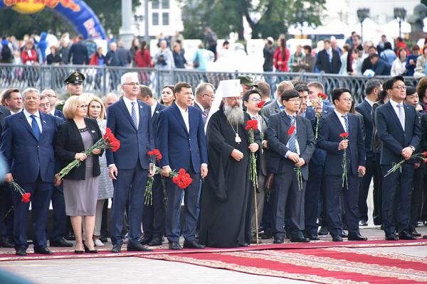 Свердловчане и зарубежные гости возложили цветы к памятнику основателям Екатеринбурга