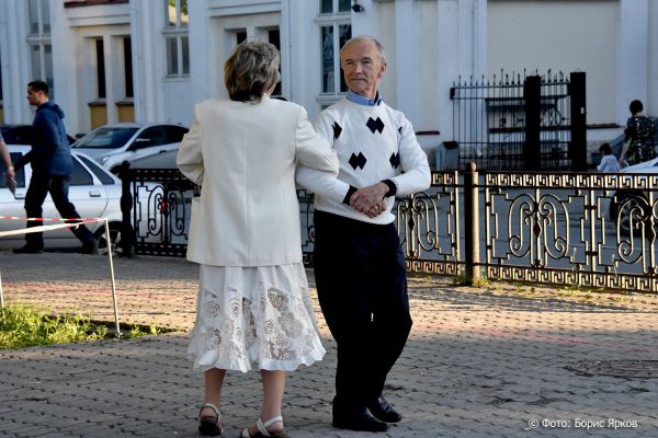 Почти 100 миллионов власти потратят на выплаты семьям, прожившим вместе 50 лет