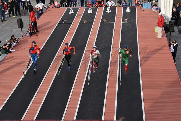 Наперегонки со штурмовой лестницей: в Екатеринбурге начался чемпионат МЧС среди пожарных