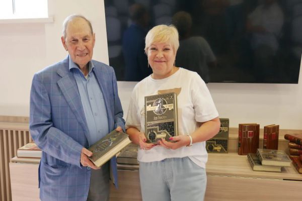 Библиотека семьи Аршанских: почетный тагильчанин подарил городу 23 ценных издания