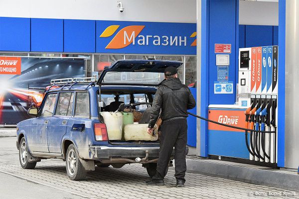 Свердловчане смогут снимать наличные не только в магазинах, но и на автозаправках