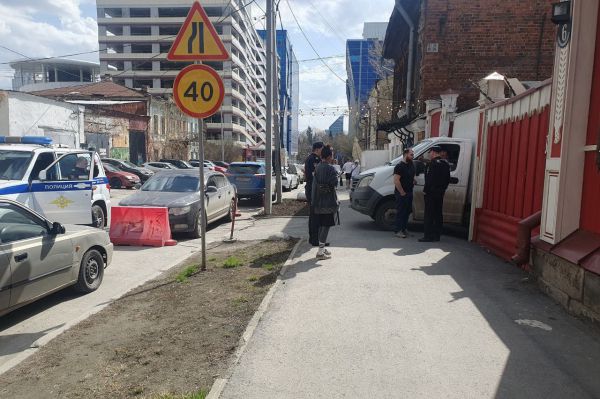 Возле дома Топоркова в Екатеринбурге вновь заметили строительную технику