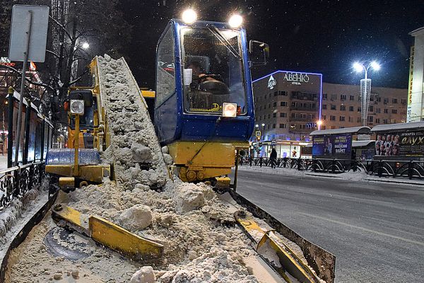 В центре Екатеринбурга снегоуборщик сбил прохожего