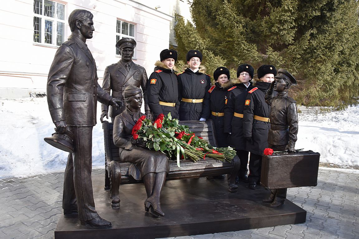 В екатеринбурге открыли памятник. Памятник у Суворовского в Екатеринбурге. Памятник фильму офицеры в Екатеринбурге. Памятники защитникам Отечества в Екатеринбурге. Свердловское Суворовское училище.