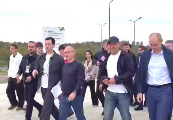 «День проходит отлично». Кириенко, Жога и Паслер — на площадках Международного фестиваля молодежи