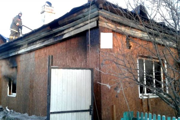 В Волчанске местный житель поджег дом, в котором находились его жена и 11-летний сын