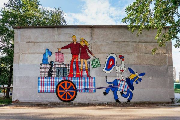 На улице Пехотинцев нарисовали Бременских музыкантов с челночными сумками