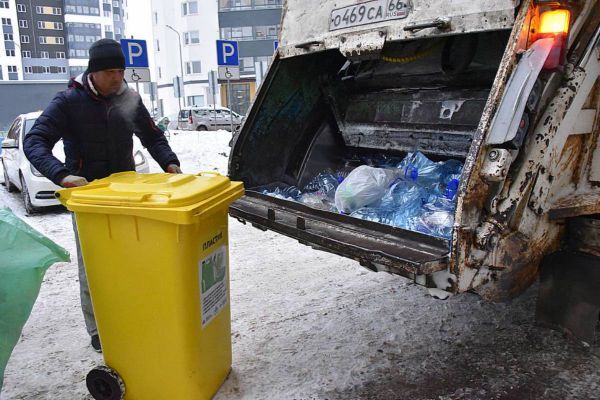 За первые дни новогодних каникул в Свердловской области вывезли 7 тысяч тонн мусора