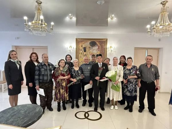 Свердловских юбиляров семейной жизни наградили знаками отличия «Совет да любовь»