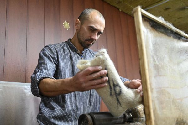 Валенки с уральской душой: как невьянский мастер вкладывает радость в овечью шерсть