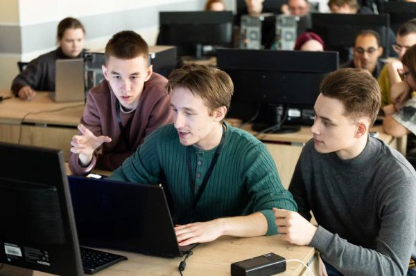 Студенты из восьми городов России сразились на уральском киберполигоне