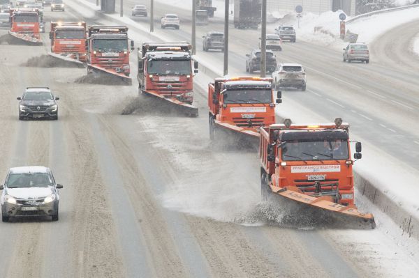 Чистить региональные трассы от снега вышло 448 снегоуборочных машин