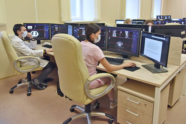 Больше 350 будущих медиков прошли стажировку в Свердловском онкоцентре