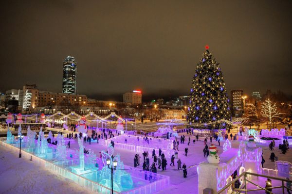 В Историческом сквере Екатеринбурга начали строить ледовый городок