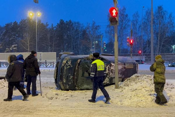 В Екатеринбурге иномарка завалилась на бок и сбила пешеходов