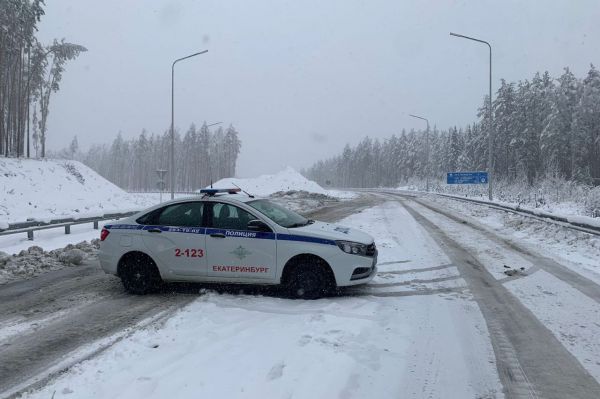 На дорогах Среднего Урала ввели ограничения из-за снегопада