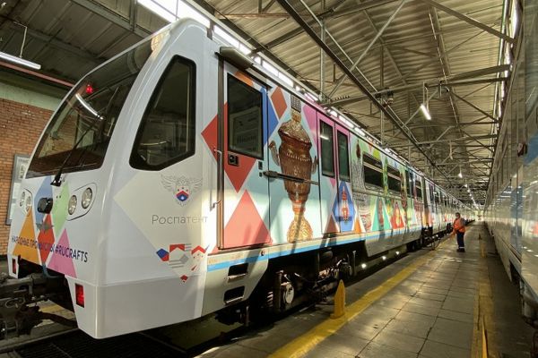В Московском метро появился поезд с тагильской росписью