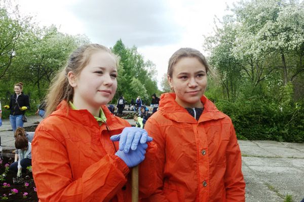 В Асбесте дети сажают цветы, а бабушки ...воруют