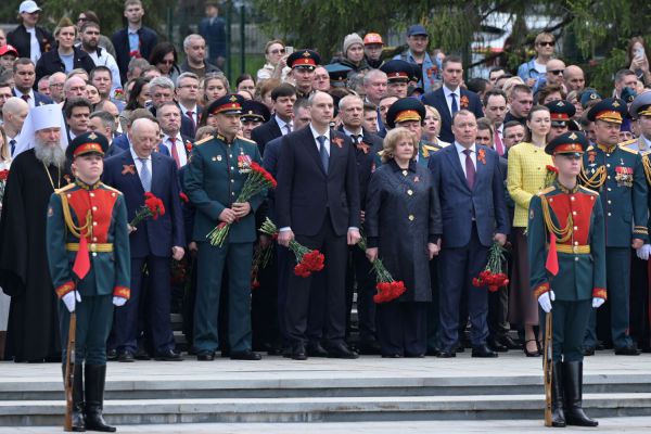 От благодарных потомков: в День Победы уральцы возложили цветы к Широкореченскому военному мемориалу