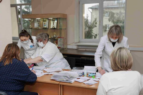 Проект «Добро на предприятие» помог 317 работникам в Екатеринбурге пройти профосмотр, не отрываясь от работы