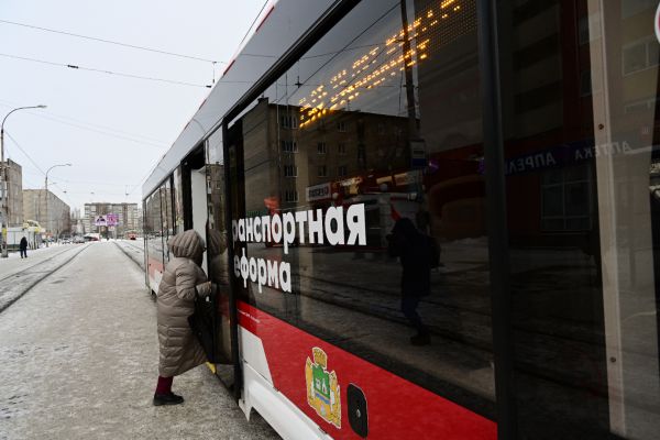 В Екатеринбурге на маршрут №15 вышел новый трамвай «Львенок»