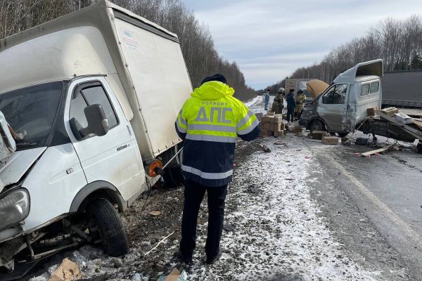 На трассе в Свердловской области произошло массовое ДТП