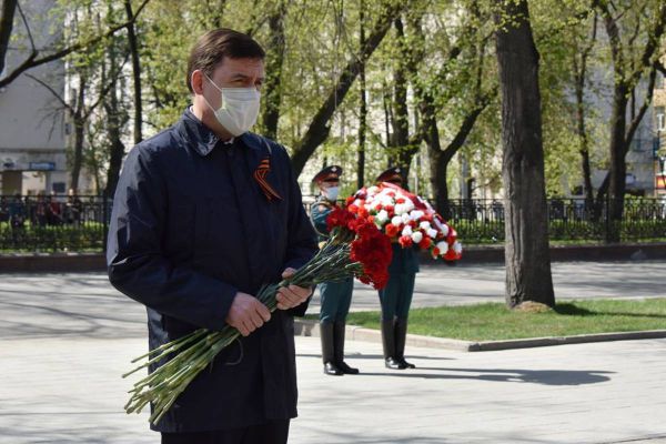 Чаще рассказывайте о героях: Евгений Куйвашев обратился к свердловчанам в День памяти и скорби