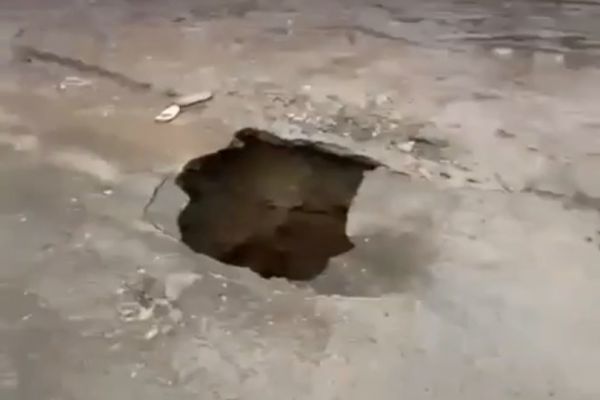 В Екатеринбурге на одной из улиц Вторчермета провалился асфальт