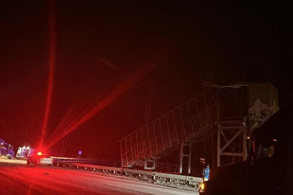 На ЕКАД большегруз снес пешеходный мост возле поворота на Ганину Яму
