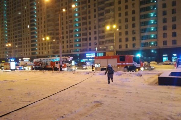В Екатеринбурге уже больше двух часов пожарные тушат пожар в высотке на улице Белинского