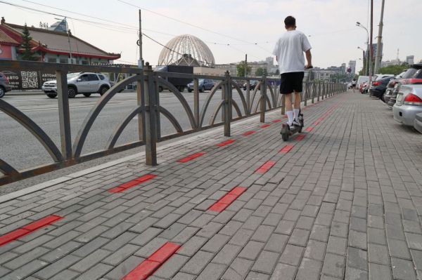 В Екатеринбурге подросток на самокате сбил восьмилетнего мальчика