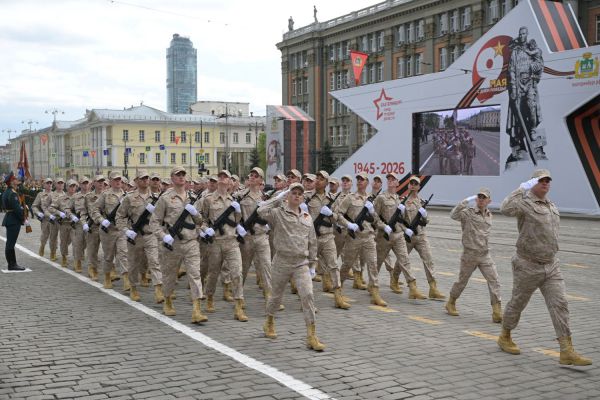 День Победы: военный парад и «Бессмертный полк» прошли на главной площади уральской столицы