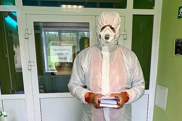 С божьей помощью: священники Екатеринбурга посетили 37 ковидных пациентов в «красных зонах»