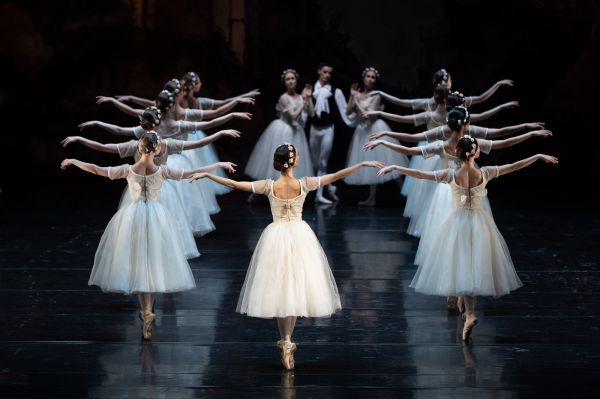 Уральские таможенники отправили в Ташкент 3,5 тонны декораций и костюмов для гастролей театра оперы и балета