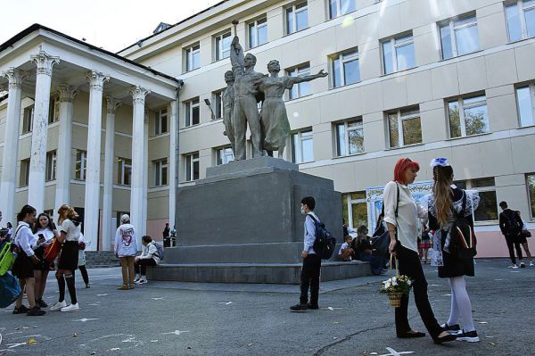 В Екатеринбурге школьников перевели на удаленку из-за мамаши, подтасовавшей тест на COVID-19