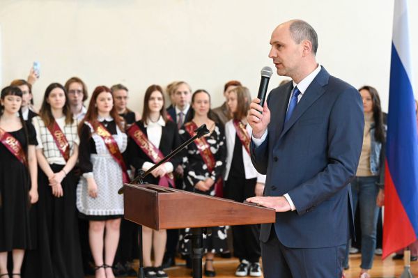 Глава Свердловской области Денис Паслер поздравил свердловских выпускников с окончанием школ