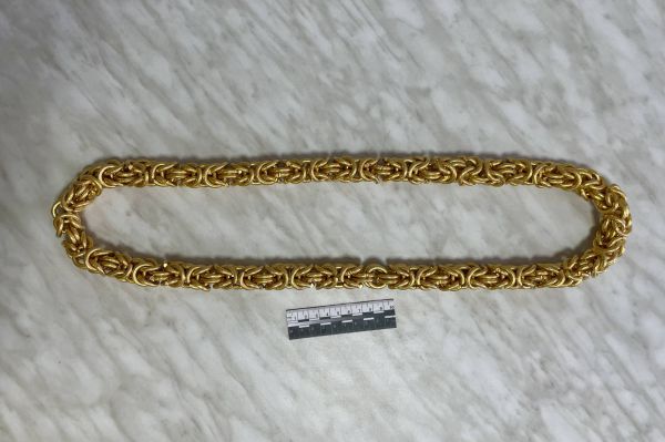 В Кольцово задержали пассажира с золотой цепью весом в 4 килограмма