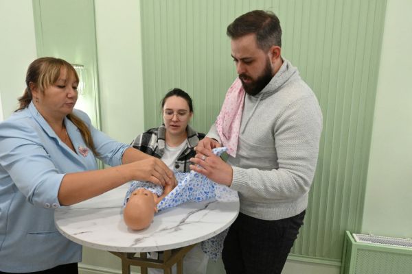 В Екатеринбурге будущих мам научили правильно пеленать новорожденных