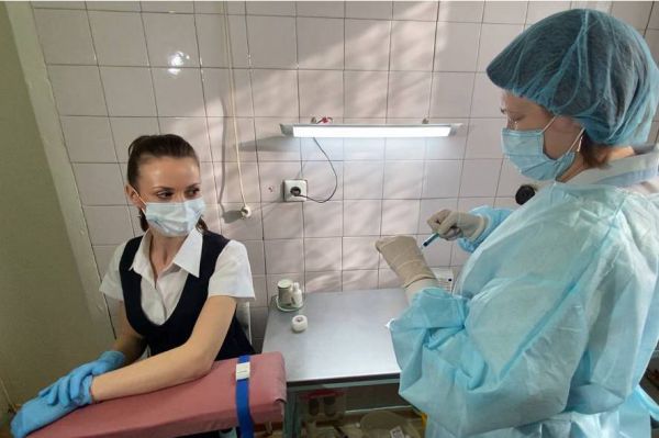 Сотрудники Кольцово массово делают прививки: число пассажиров выросло до 12 тысяч человек в сутки