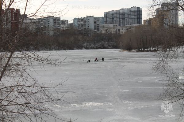 В Нижнем Тагиле ребенок провалился под лед во время игры возле полыньи