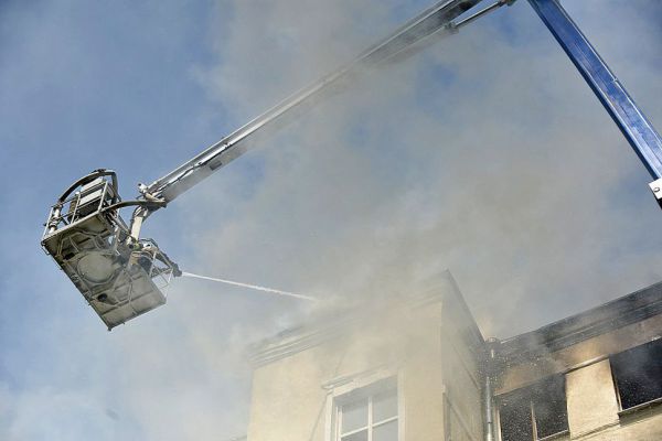 На Эльмаше загорелась квартира в многоэтажке