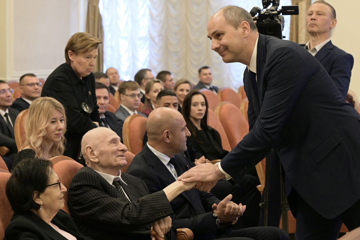 Денис Паслер и Артем Жога вручили легендарному уральскому врачу Семену Спектору медаль «Герой труда РФ»