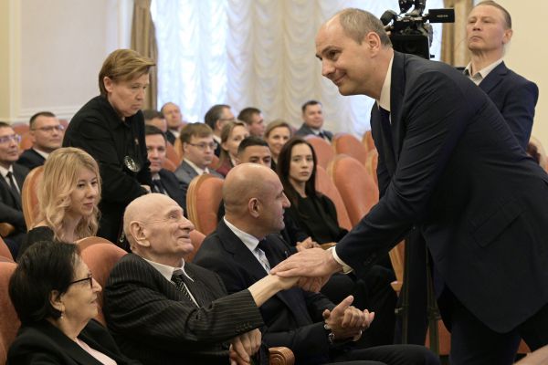 Денис Паслер и Артем Жога вручили легендарному уральскому врачу Семену Спектору медаль «Герой труда РФ»