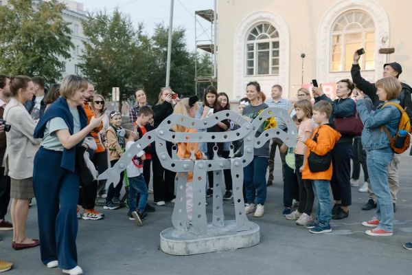 В Екатеринбурге преобразили площадь перед кинотеатром «Заря» 