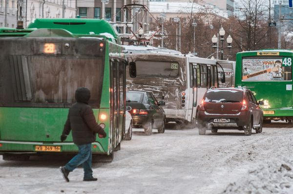 Екатеринбуржцы опаздывают на работу из-за пробок