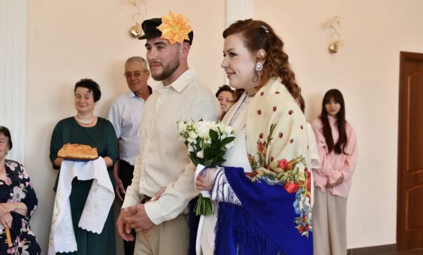 Связь поколений через обряд. В Свердловской области прошла свадьба в народных традициях