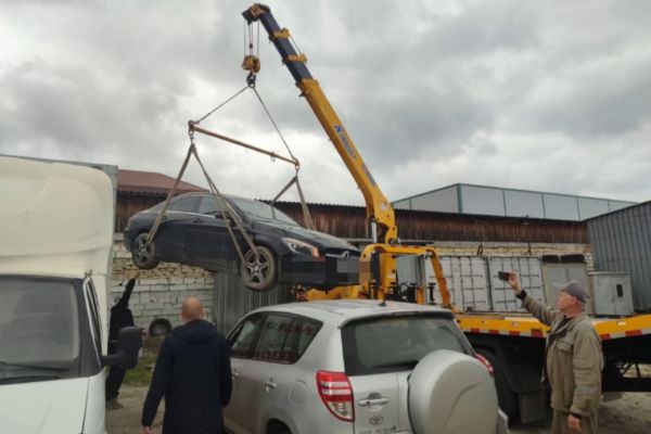 Екатеринбурженку лишили Mercedes-Benz из-за долга по ДТП