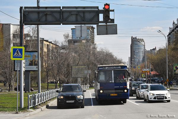 Плюсы и минусы личного авто: готовы ли уральцы пересесть на общественный транспорт