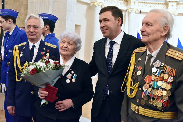 Евгений Куйвашев вручил уральским ветеранам памятные медали к 75-летию Победы